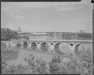 1 vue [Toulouse : la Garonne au Pont-Neuf et l'Hôtel-Dieu]. - Toulouse : maison Labouche frères, [entre 1900 et 1926]. - Photographie