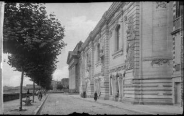 1 vue [Toulouse : école des Beaux-Arts et église de la Daurade]. - Toulouse : maison Labouche frères, [entre 1900 et 1920]. - Photographie