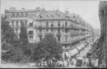 1 vue [Toulouse : vue plongeante sur la rue Alsace-Lorraine : magasin Au Gaspillage]. - Toulouse : maison Labouche frères, [entre 1900 et 1920]. - Photographie