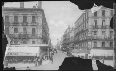 1 vue [Toulouse : entrée de la rue Bayard]. - Toulouse : maison Labouche frères, [entre 1920 et 1940]. - Photographie