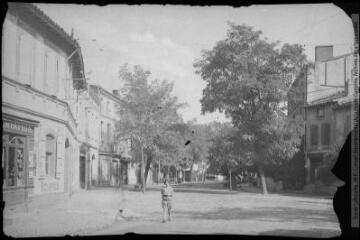 1 vue [Blagnac : le boulevard]. - Toulouse : maison Labouche frères, [entre 1900 et 1940]. - Photographie