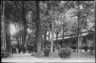 1 vue 251. Toulouse : parc de la faculté de droit. - Toulouse : maison Labouche frères, [entre 1900 et 1920]. - Photographie