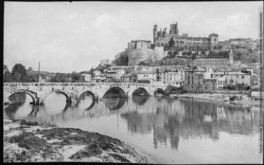 1 vue [Béziers : le Pont-Vieux sur l'Orb et la ville haute (cathédrale Saint-Nazaire)]. - Toulouse : maison Labouche frères, [entre 1900 et 1940]. - Photographie