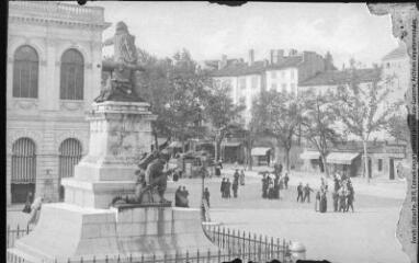 1 vue Le Lot. 188. Cahors : monument et boulevard Gambetta. - Toulouse : maison Labouche frères, [entre 1900 et 1920]. - Photographie