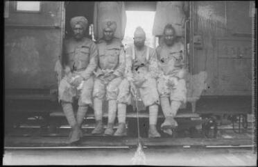 1 vue [Soldats indiens en gare]. - Toulouse : maison Labouche frères, [entre 1900 et 1920]. - Photographie