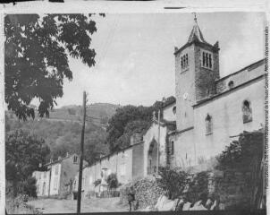 1 vue [La Montagne Noire. Castans : l'église, l'école et le monument aux morts]. - Toulouse : maison Labouche frères, [entre 1930 et 1950]. - Photographie