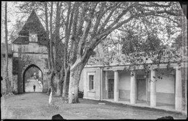 4 vues Le Gers. 42. Barbotan-les-Thermes : la porte (monument historique). - Toulouse : éditions Pyrénées-Océan, Labouche frères, marque LF, [entre 1937 et 1950]. - Carte postale