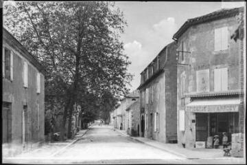 2 vues Le Gers. 262. Castéra-Verduzan : entrée de la ville. - Toulouse : phototypie Labouche frères, [entre 1905 et 1925], tampon d'édition du 28 septembre 1916. - Carte postale