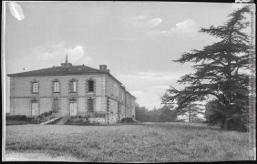 2 vues Le Gers. 273. Environs de Castéra-Verduzan : château de Bonas. - Toulouse : phototypie Labouche frères, [entre 1905 et 1925], tampon d'édition du 28 septembre 1916. - Carte postale