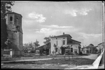 2 vues Le Gers. 304. Environs de Lectoure : Castet-Arrouy : le clocher (XVIe siècle) et la place. - Toulouse : phototypie Labouche frères, [entre 1905 et 1925]. - Carte postale
