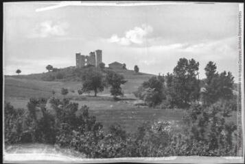 2 vues Le Gers. 305. Environs de Lectoure : Castet-Arrouy : ruines du château de Gachepouy. - Toulouse : phototypie Labouche frères, [entre 1905 et 1925]. - Carte postale