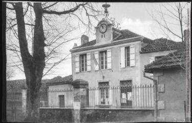 2 vues Le Gers. 515. Caussens, près Condom : la mairie. - Toulouse : phototypie Labouche frères, [entre 1905 et 1925]. - Carte postale