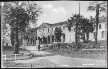 4 vues Le Gers. 603. Barbotan-les-Thermes : le Grand hôtel. - Toulouse : phototypie Labouche frères, marque LF, [entre 1918 et 1937]. - Carte postale