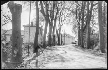 2 vues Le Gers. 622. Barbotan[-les-Thermes] : avenue de Cazaubon : les écoles. - Toulouse : phototypie Labouche frères, [entre 1918 et 1937]. - Carte postale