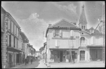 2 vues Gers. Miélan : rue et hôtel du Commerce. - Toulouse : phototypie Labouche frères, [entre 1918 et 1937]. - Carte postale