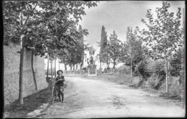 2 vues 9. Monferran-Savès : la promenade du Calvaire. - Toulouse : phototypie Labouche frères ; [s.l.] : édit. Idrac épicier, [entre 1905 et 1925]. - Carte postale