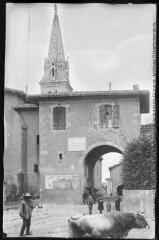 2 vues Monferran-Savès : l'entrée du village. - Toulouse : phototypie Labouche frères, [entre 1905 et 1925]. - Carte postale
