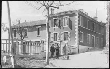 2 vues Roquelaure (Gers) : la mairie et l'école. - Toulouse : éditions Pyrénées-Océan, Labouche frères, marque LF, [entre 1937 et 1950]. - Carte postale