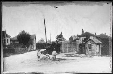 1 vue [Miélan et alentours : carrefour des routes]. - Toulouse : maison Labouche frères, [entre 1900 et 1940]. - Photographie
