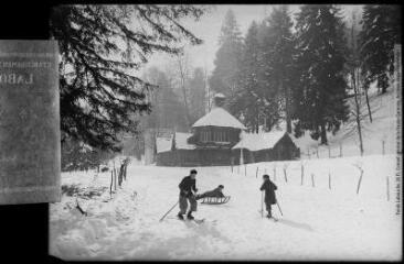 2 vues 603. Luchon [Bagnères-de-Luchon] sous la neige : jeunes skieurs dans le parc des Quinconces. - Toulouse : édition Labouche frères, [entre 1920 et 1940]. - Photographie
