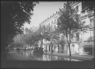 1 vue [Bagnères-de-Luchon : allée d'Etigny]. - Toulouse : édition Labouche frères, [entre 1920 et 1950]. - Photographie