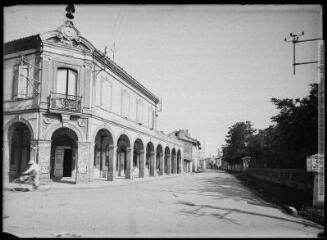 1 vue [Ondes : mairie et route de Grisolles]. - Toulouse : édition Labouche frères, [entre 1920 et 1950]. - Photographie