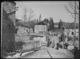 1 vue [Ore : entrée du village et église]. - Toulouse : édition Labouche frères, [entre 1920 et 1950]. - Photographie