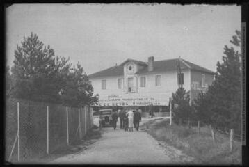 1 vue [Revel : bassin de Saint-Ferréol : l'hôtel de la Plage]. - Toulouse : édition Labouche frères, [entre 1930 et 1950]. - Photographie