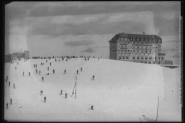 1 vue [Sports d'hiver à Superbagnères : la gare et l'hôtel : skieurs sur le plateau]. - Toulouse : édition Labouche frères, [entre 1920 et 1950]. - Photographie