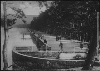1 vue 1. Lac de Saint-Ferréol, près Revel (Haute-Garonne) : la digue. - Toulouse : édition Labouche frères, [entre 1930 et 1960]. - Photographie