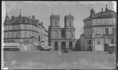 1 vue 199. Auch : place de la Mairie et la cathédrale. - Toulouse : édition Pyrénées-Océan, Labouche frères, marque Elfe, [entre 1937 et 1950]. - Photographie