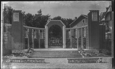 1 vue 206. Auch : entrée du jardin public. - Toulouse : édition Pyrénées-Océan, Labouche frères, marque Elfe, [entre 1937 et 1950]. - Photographie