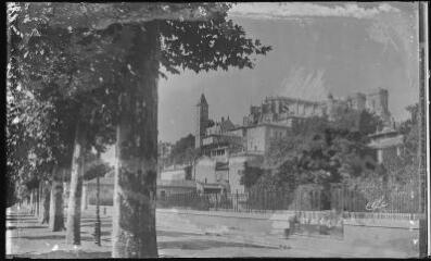 1 vue 219. Auch : boulevard Carnot et le haut de la ville. - Toulouse : édition Pyrénées-Océan, Labouche frères, marque Elfe, [entre 1937 et 1950]. - Photographie
