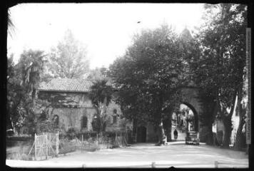 1 vue [Barbotan-les-Thermes : la porte et l'église]. - Toulouse : édition Labouche frères, [entre 1920 et 1950]. - Photographie