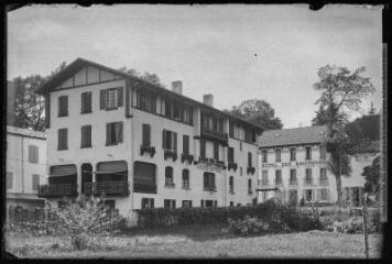 1 vue [Barbotan-les-Thermes : l'hôtel des Baigneurs et l'hôtel du Roy Henri]. - Toulouse : édition Labouche frères, [entre 1920 et 1950]. - Photographie