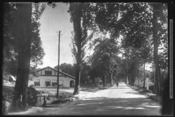 1 vue Le Gers. 621. Barbotan-les-Thermes : avenue de Gabarret. - Toulouse : édition Labouche frères, [entre 1920 et 1950]. - Photographie