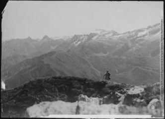 1 vue 9. Luchon : panorama pris du sommet du Céciré (2460 m.). - Toulouse : édition Labouche frères, [entre 1930 et 1960]. - Photographie