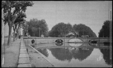 1 vue 31. Toulouse : bassin de l'embouchure et Ponts-Jumeaux. - Toulouse : édition Pyrénées-Océan, Labouche frères, marque Elfe, [entre 1937 et 1950]. - Photographie