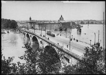 1 vue 208. Toulouse : vue plongeante sur le Pont-Neuf et l'Hôtel-Dieu 