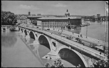 1 vue 388. Toulouse, la ville rose : le Pont-Neuf (XVI et XVII siècles) et l'Hôtel-Dieu. - Toulouse : édition Labouche frères, [entre 1920 et 1950]. - Photographie