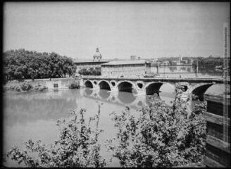1 vue Toulouse, la ville rose : la Garonne au Pont-Neuf (XVI et XVII siècles) et l'Hôtel-Dieu. - Toulouse : édition Labouche frères, [entre 1920 et 1950]. - Photographie