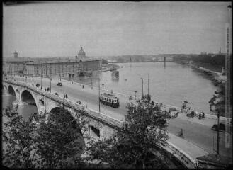 1 vue [Toulouse : vue plongeante sur le Pont-Neuf et l'Hôtel-Dieu]. - Toulouse : édition Labouche frères, [entre 1920 et 1950]. - Photographie