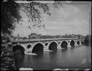 1 vue [Toulouse : le Pont-Neuf vu du cours Dillon]. - Toulouse : édition Pyrénées-Océan, Labouche frères, marque Elfe, [entre 1937 et 1950]. - Photographie