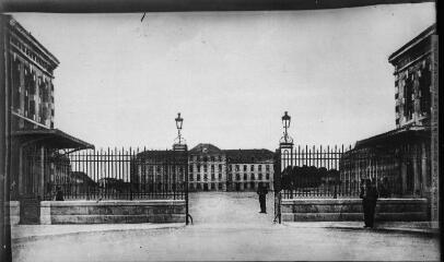 1 vue [Toulouse : entrée de la caserne Niel]. - Toulouse : édition Labouche frères, [entre 1920 et 1950]. - Photographie