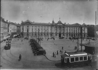 1 vue 8. Toulouse : façade du Capitole : hôtel de ville (1750). - Toulouse : édition Labouche frères, [entre 1920 et 1950]. - Photographie