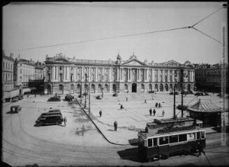 1 vue [Toulouse : façade du Capitole : hôtel de ville (1750)]. - Toulouse : édition Labouche frères, [entre 1920 et 1950]. - Photographie
