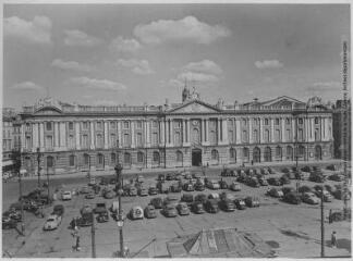 1 vue [Toulouse : façade du Capitole et la place : hôtel de ville (1750)]. - Toulouse : édition Labouche frères, [entre 1930 et 1950]. - Photographie