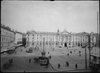1 vue [Toulouse : place du Capitole : façade de l'hôtel de ville]. - Toulouse : édition Labouche frères, [entre 1920 et 1950]. - Photographie
