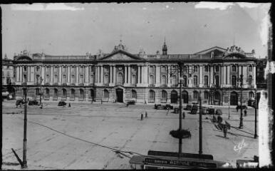 1 vue [Toulouse : place du Capitole : façade de l'hôtel de ville]. - Toulouse : édition Pyrénées-Océan, Labouche frères, marque Elfe, [entre 1937 et 1950]. - Photographie