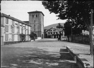 1 vue [Ascain : place de l'Eglise]. - Toulouse : édition Labouche frères, [entre 1920 et 1950]. - Photographie